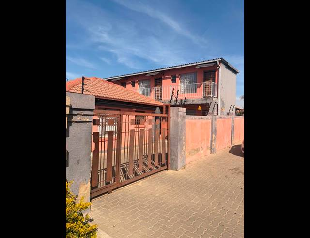 11 BEDROOM HOUSE FOR SALE IN OLIEVENHOUTBOSCH